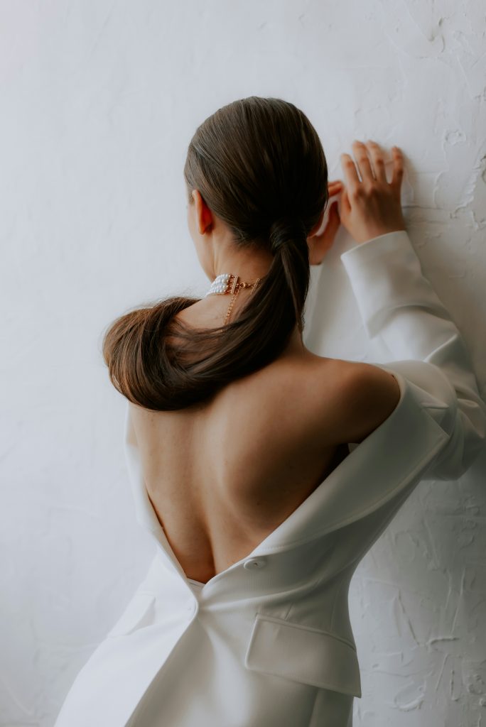 Styling-Tipp: Ein fließendes Maxikleid mit grafischem Chintz-Print und zarter Spitze wirkt besonders modern, wenn es mit einer klar geschnittenen Lederjacke und minimalistischen Flats kombiniert wird. Eine strukturierte Tasche in neutralem Ton setzt einen eleganten Kontrast – so gelingt der neue Boho Chic à la Paris 2026 mit Leichtigkeit und erwachsener Lässigkeit.