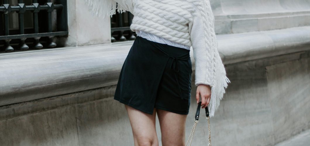 Styling-Tipp: Ein fließendes Maxikleid mit grafischem Chintz-Print und zarter Spitze wirkt besonders modern, wenn es mit einer klar geschnittenen Lederjacke und minimalistischen Flats kombiniert wird. Eine strukturierte Tasche in neutralem Ton setzt einen eleganten Kontrast – so gelingt der neue Boho Chic à la Paris 2026 mit Leichtigkeit und erwachsener Lässigkeit.