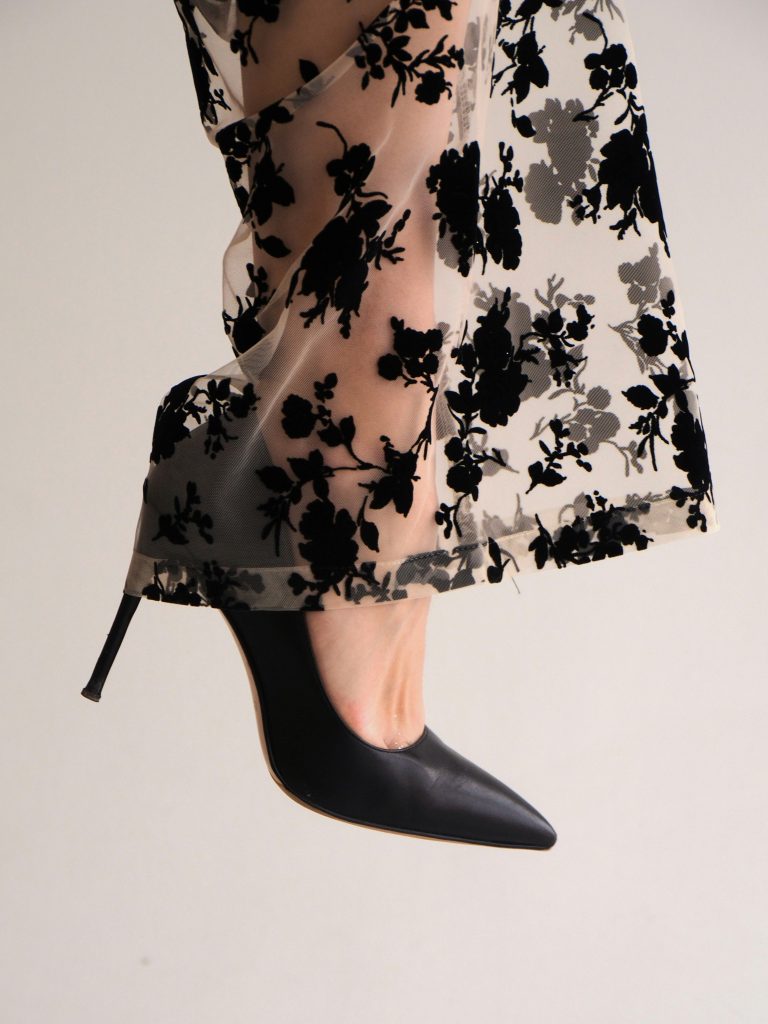 Als große Frau Absatz tragen? Pariserinnen setzen neuen Modetrend