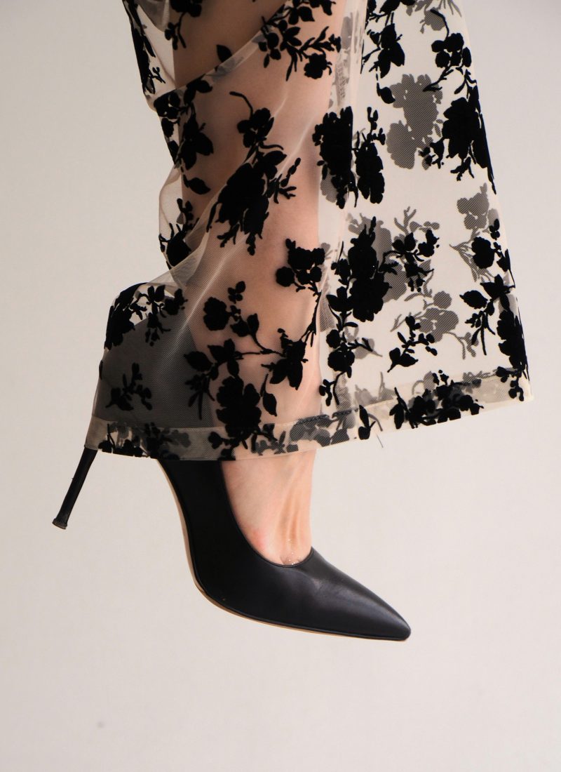 Als große Frau Absatz tragen? Pariserinnen setzen neuen Modetrend