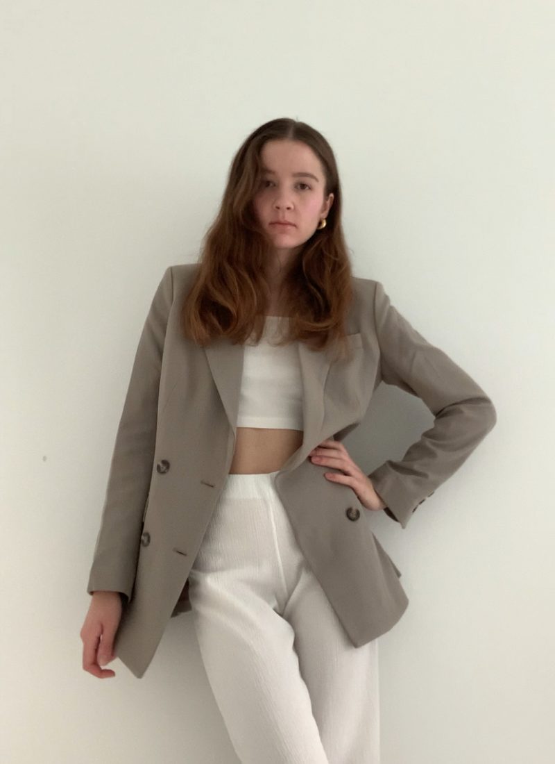 Mocha Mousse – so stylen Pariserinnen die Trendfarbe
