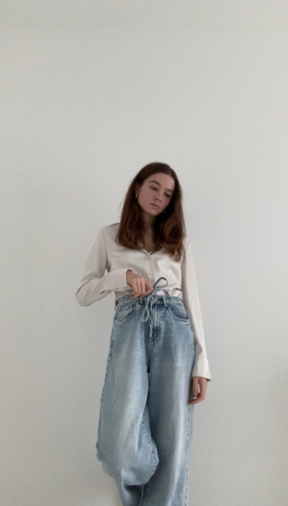 Wide Leg Jeans stylen im French Chic | Denim-Style-Guide