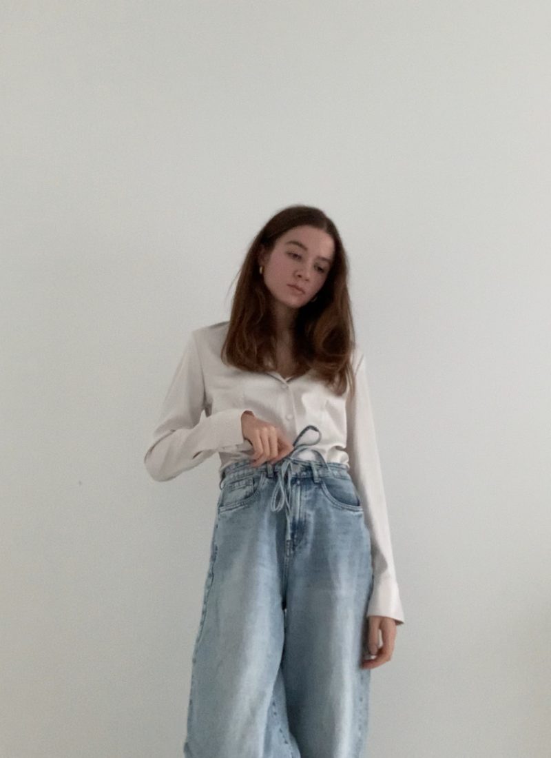 Wide Leg Jeans stylen im French Chic | Denim-Style-Guide