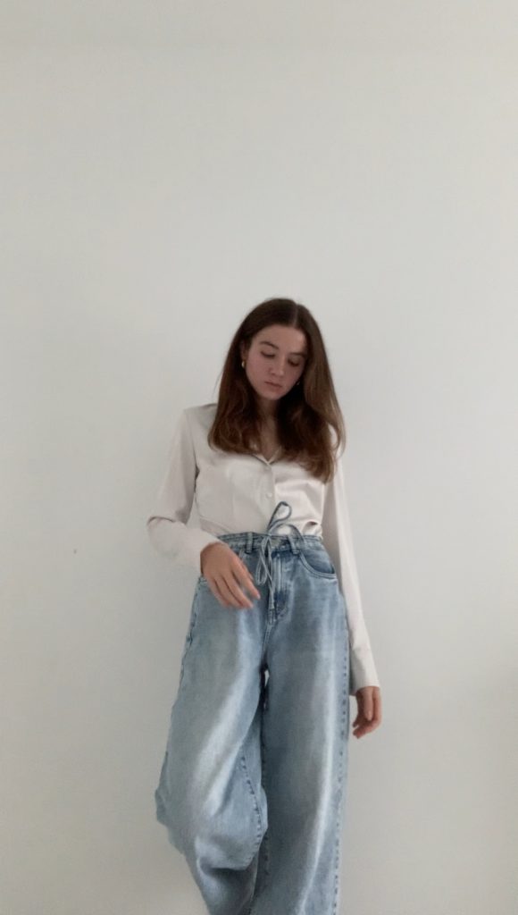 Wide Leg Jeans stylen im French Chic | Denim-Style-Guide