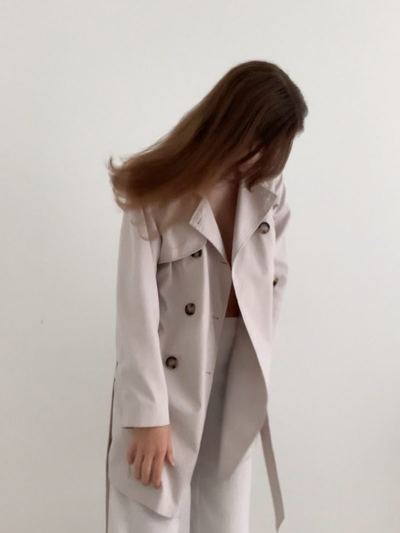 Trenchcoat Styling im French Chic | Guide für junge Frauen
