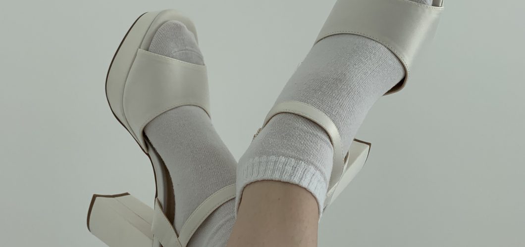 Als große Frau Absatz tragen? Pariserinnen setzen neuen Modetrend