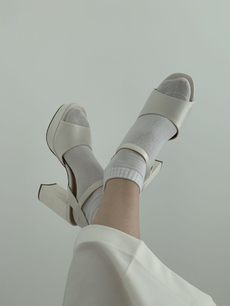 Als große Frau Absatz tragen? Pariserinnen setzen neuen Modetrend