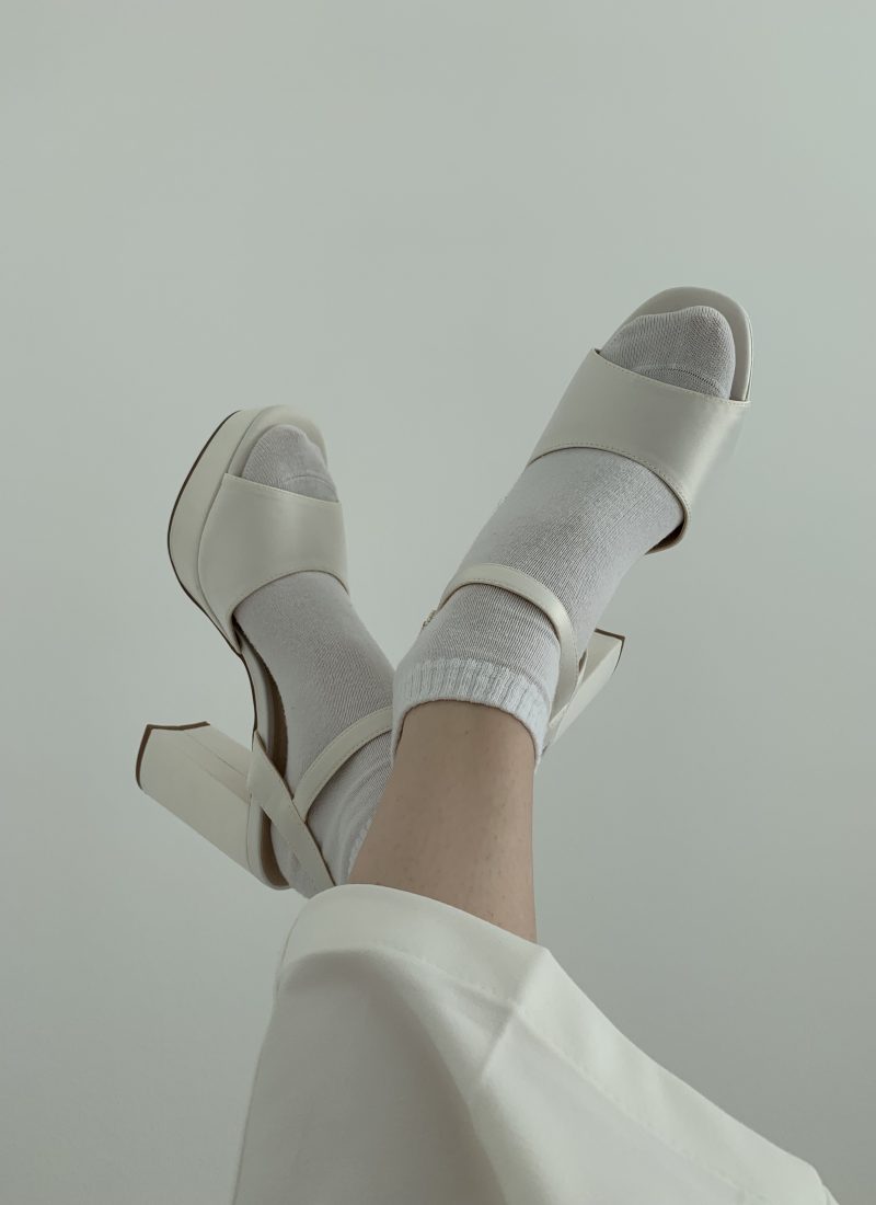 Als große Frau Absatz tragen? Pariserinnen setzen neuen Modetrend