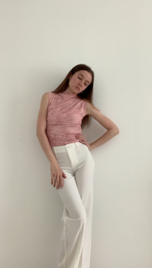 Weiße Stoffhose stylen im French Chic | Guide für junge Frauen