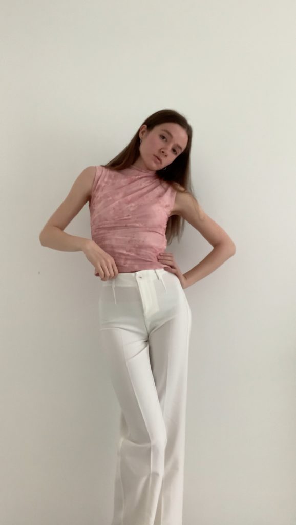 Weiße Stoffhose stylen im French Chic | Guide für junge Frauen