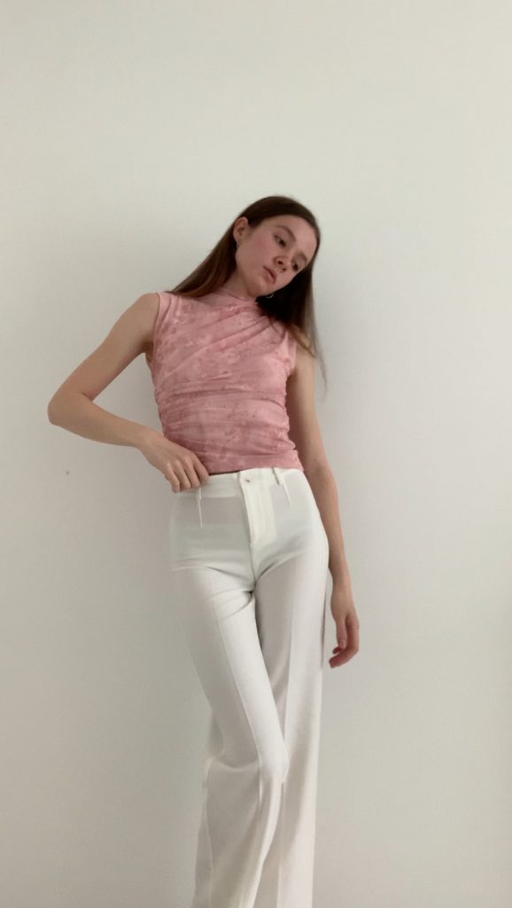 Weiße Stoffhose stylen im French Chic | Guide für junge Frauen