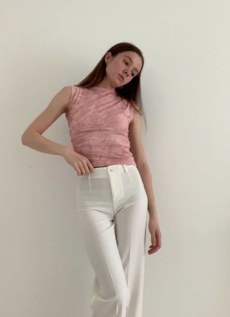 Weiße Stoffhose stylen im French Chic | Guide für junge Frauen