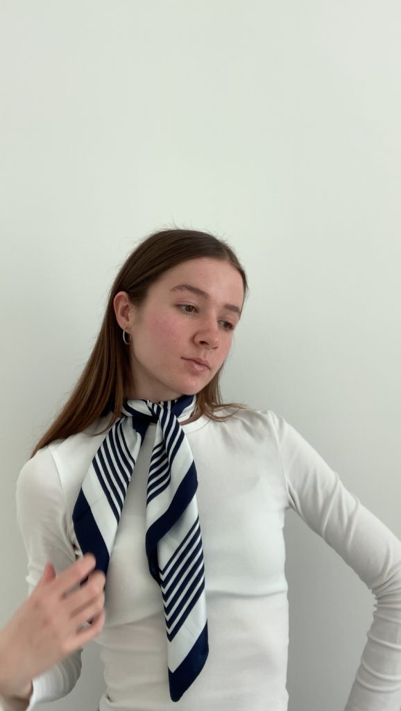 Halstuch modern und feminin tragen | Style-Guide Paris