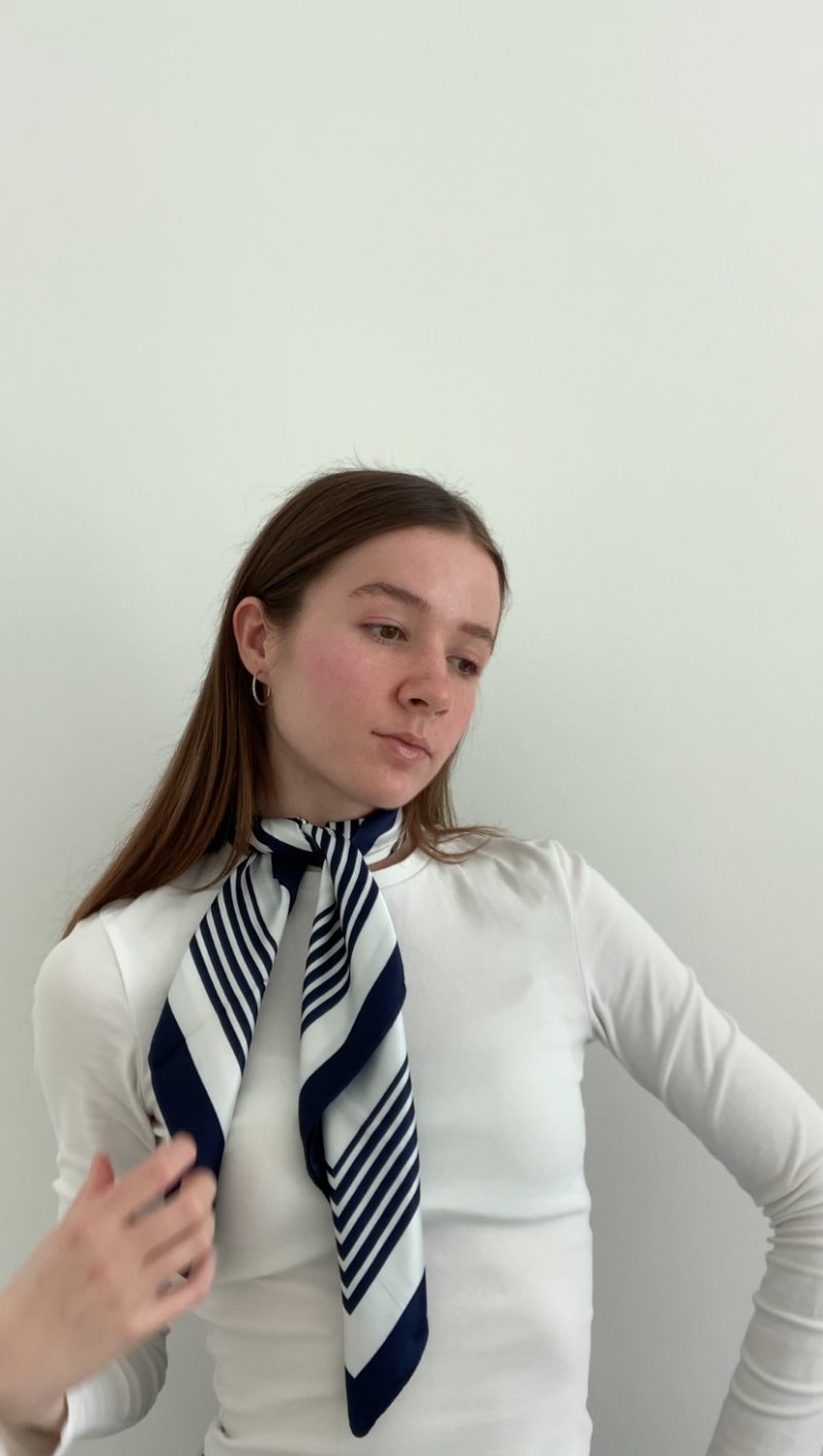 Halstuch modern und feminin tragen | Style-Guide Paris