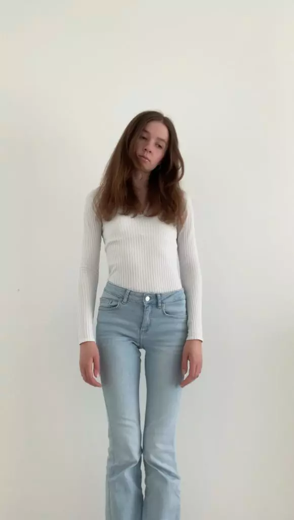 High Waist Jeans stylen im French Chic