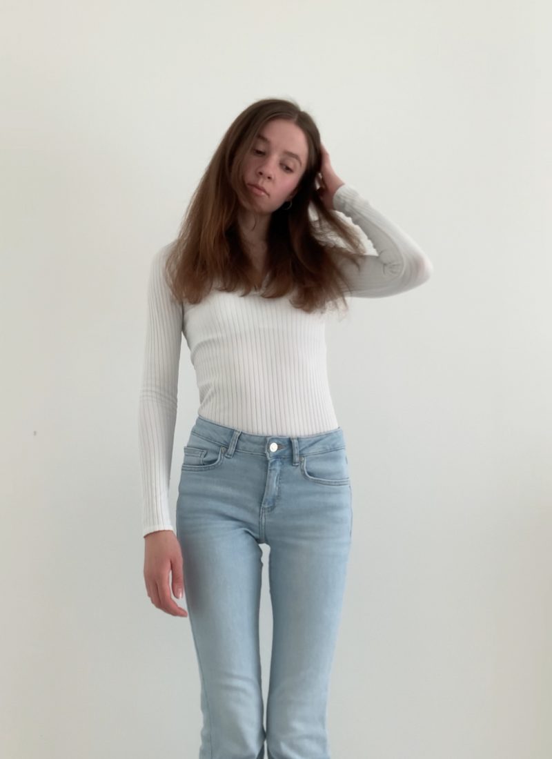 Low Rise Jeans stylen im French Chic | Denim-Style-Guide
