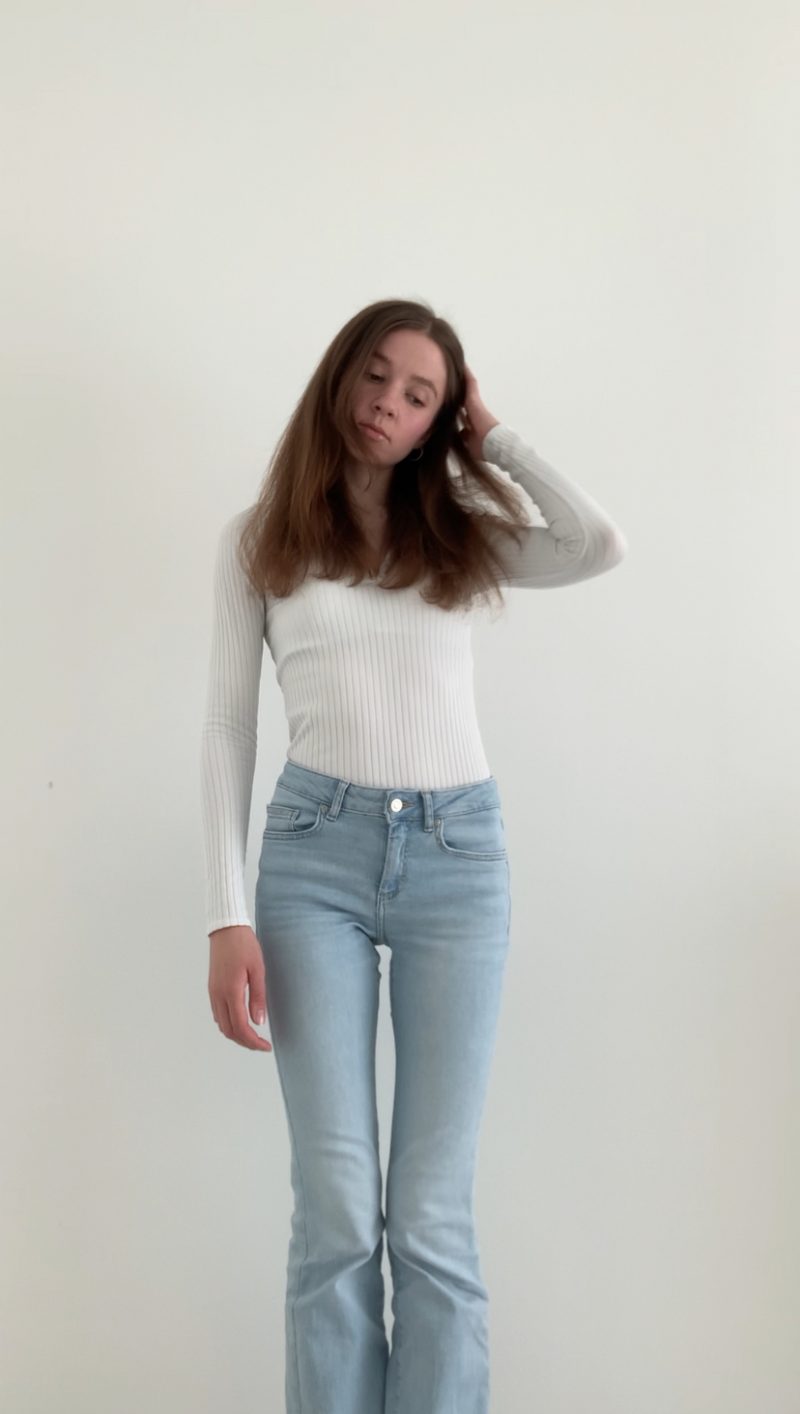 Low Rise Jeans stylen im French Chic | Denim-Style-Guide