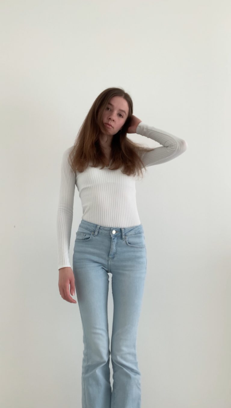 High Waist Jeans stylen im French Chic