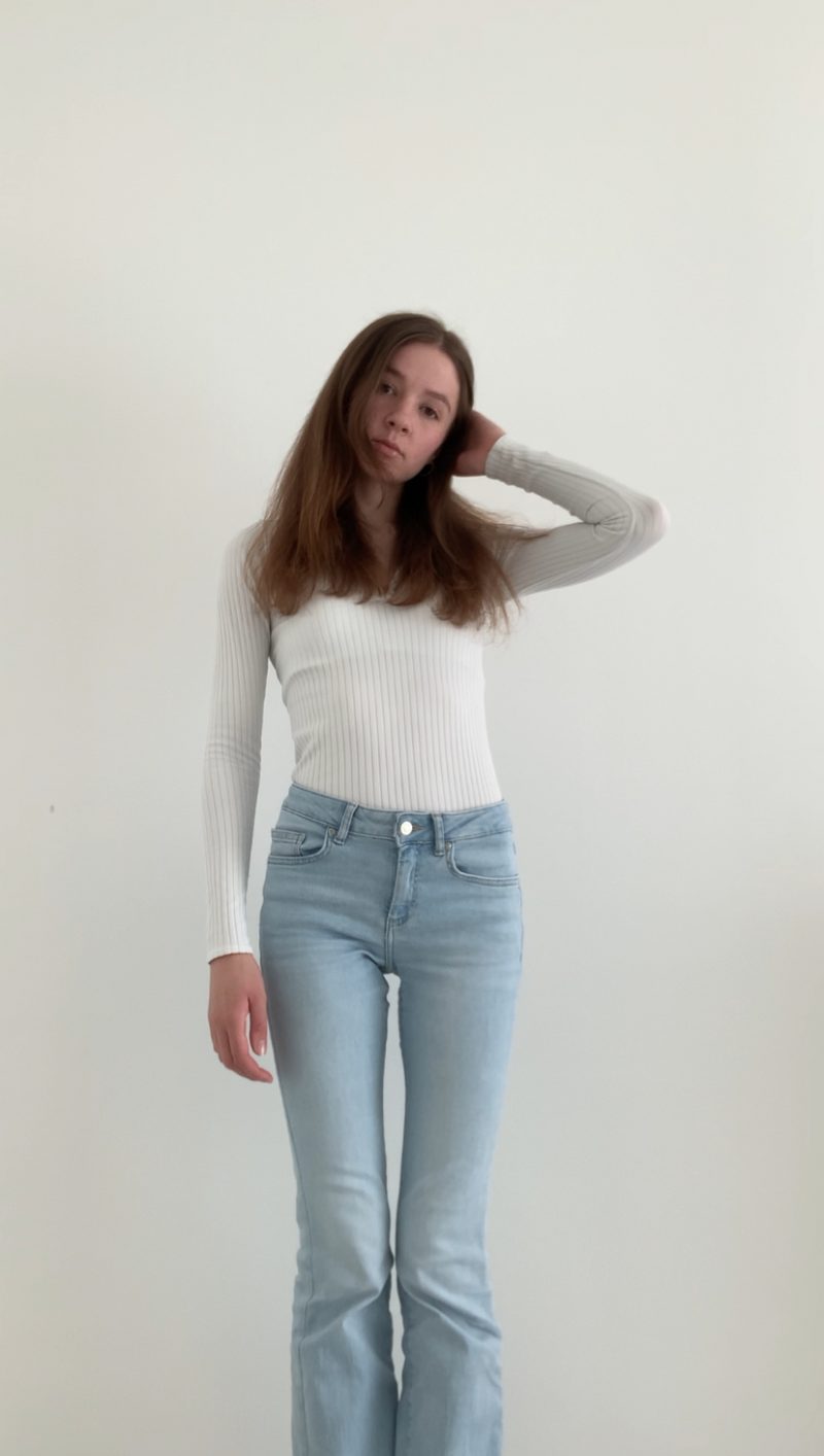 High Waist Jeans stylen im French Chic