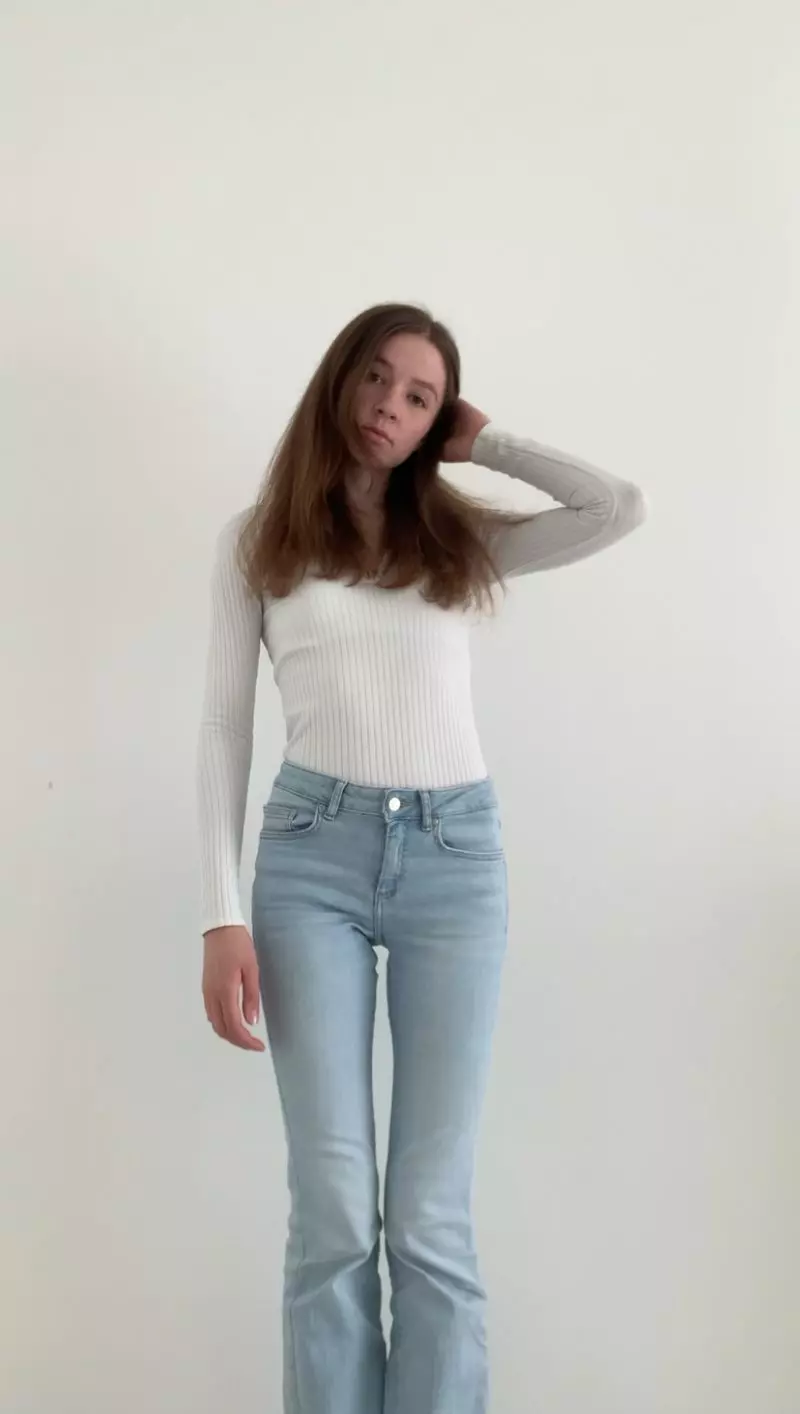High Waist Jeans stylen im French Chic