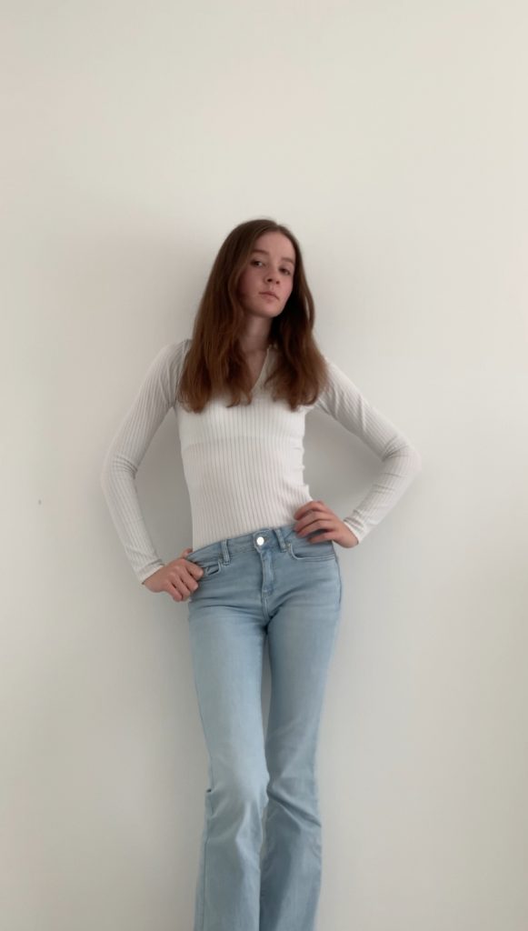 Low Rise Jeans stylen im French Chic