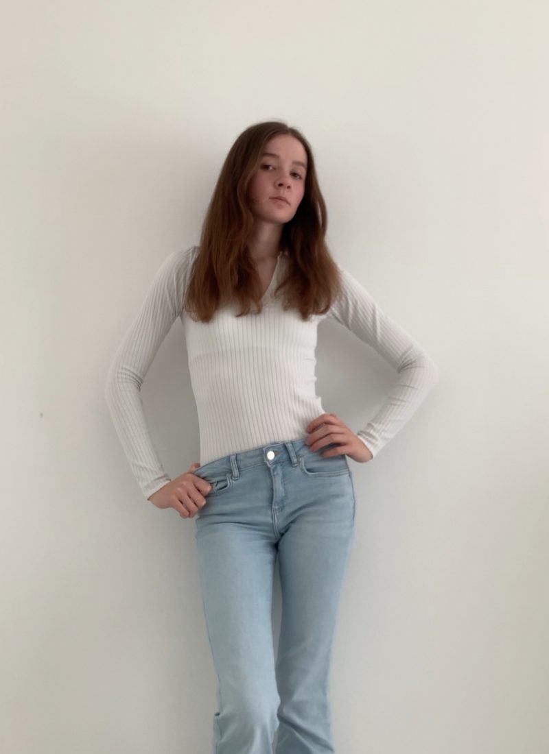 Low Rise Jeans stylen im French Chic | Denim-Style-Guide