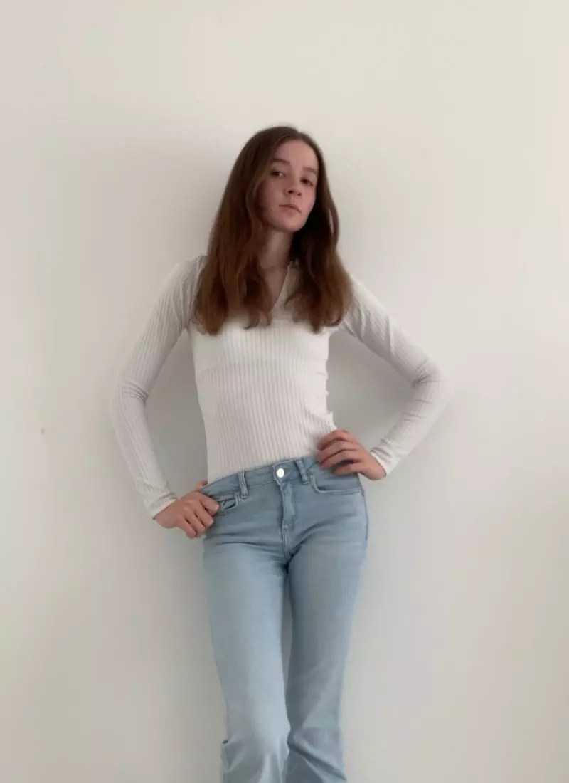 Low Rise Jeans stylen im French Chic | Denim-Style-Guide