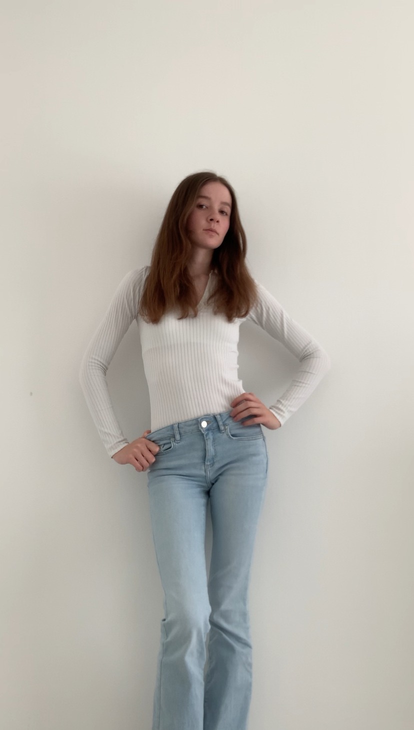 Low Rise Jeans stylen im French Chic