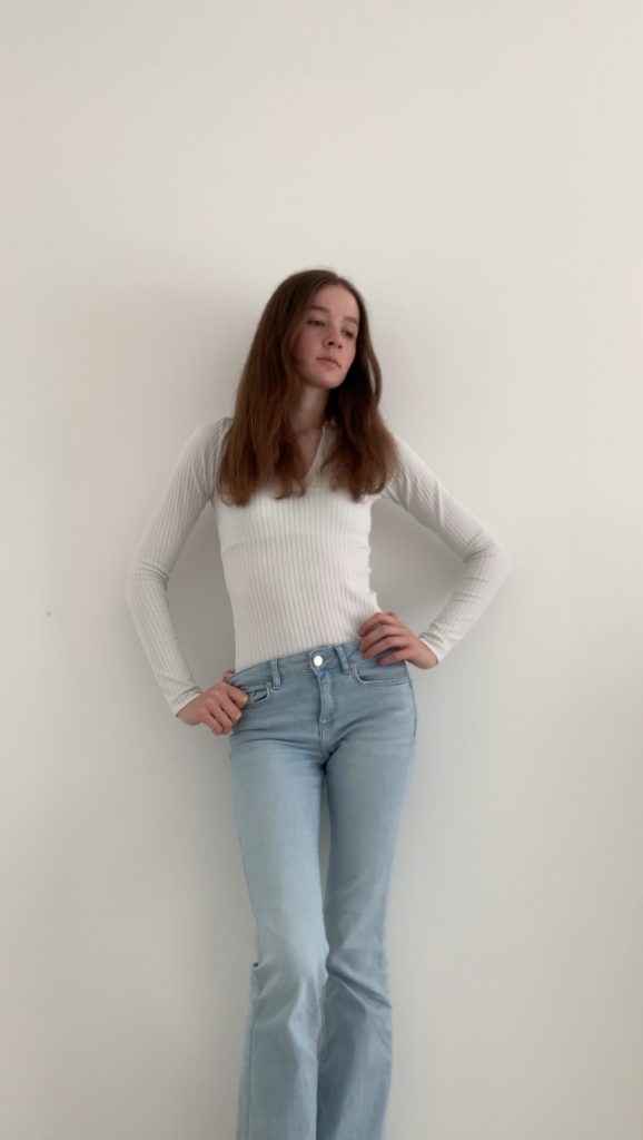 Low Rise Jeans stylen im French Chic