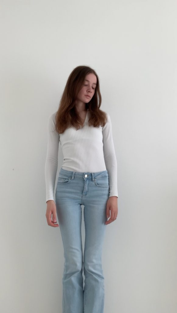 Low Rise Jeans stylen im French Chic
