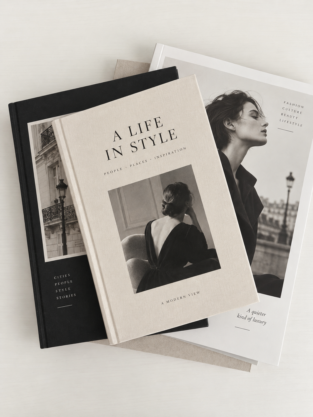 Stilvoll arrangierte Fashion-Bücher und Magazine im Pariser Chic