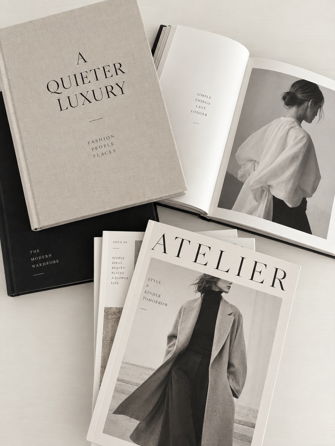 Stilvoll arrangierte Fashion-Bücher und Magazine im Pariser Chic