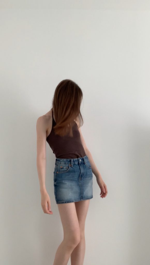 
Jeansrock stylen im French Chic | Denim-Style-Guide
