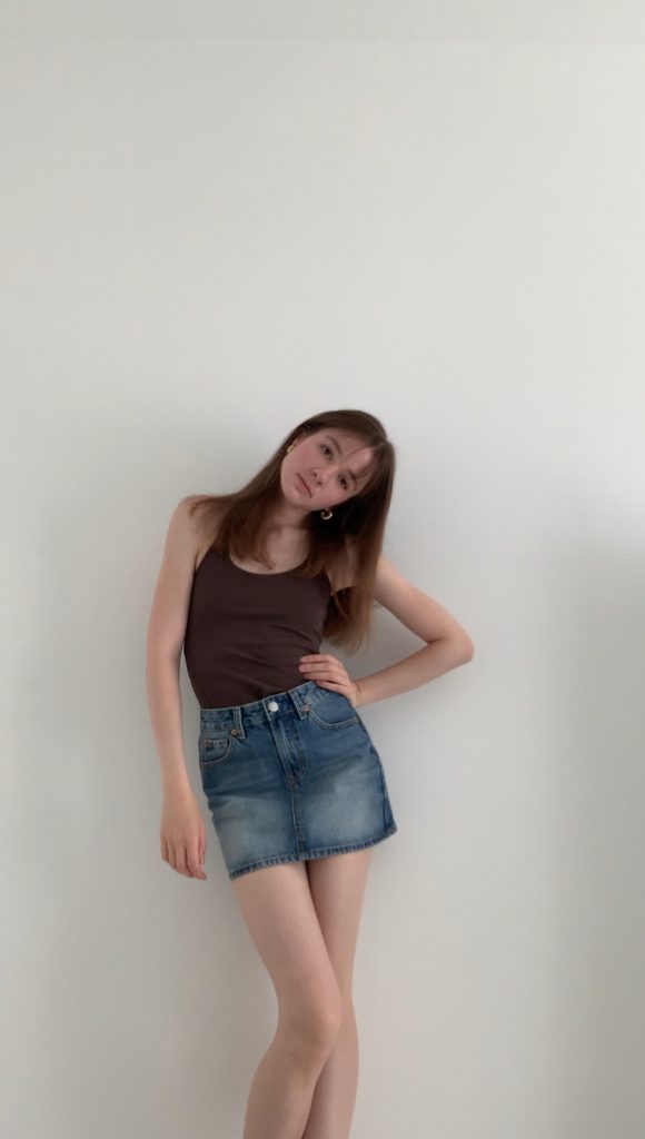 
Jeansrock stylen im French Chic | Denim-Style-Guide