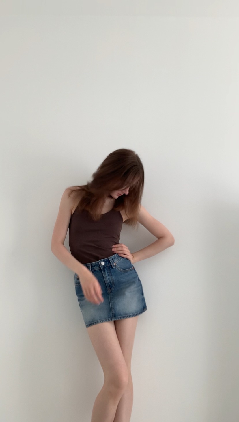 Jeansrock stylen im French Chic | Denim-Style-Guide