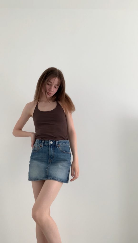 
Jeansrock stylen im French Chic | Denim-Style-Guide
