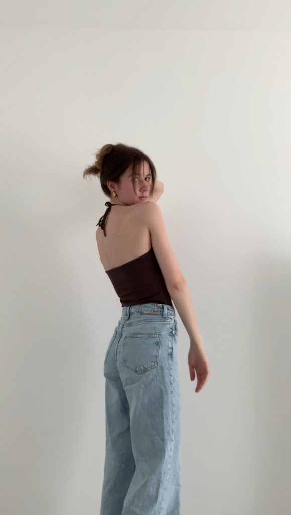 Neckholder-Top stylen im French Chic | Guide für junge Frauen