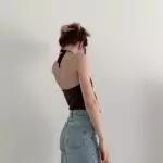 Neckholder-Top stylen im French Chic | Guide für junge Frauen