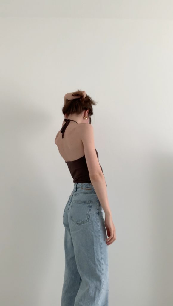 Neckholder-Top stylen im French Chic | Guide für junge Frauen