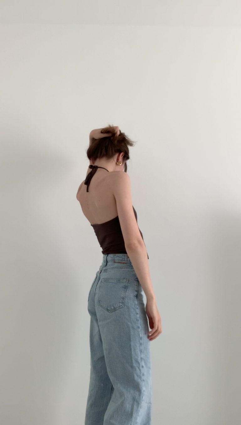 Neckholder-Top stylen im French Chic | Guide für junge Frauen