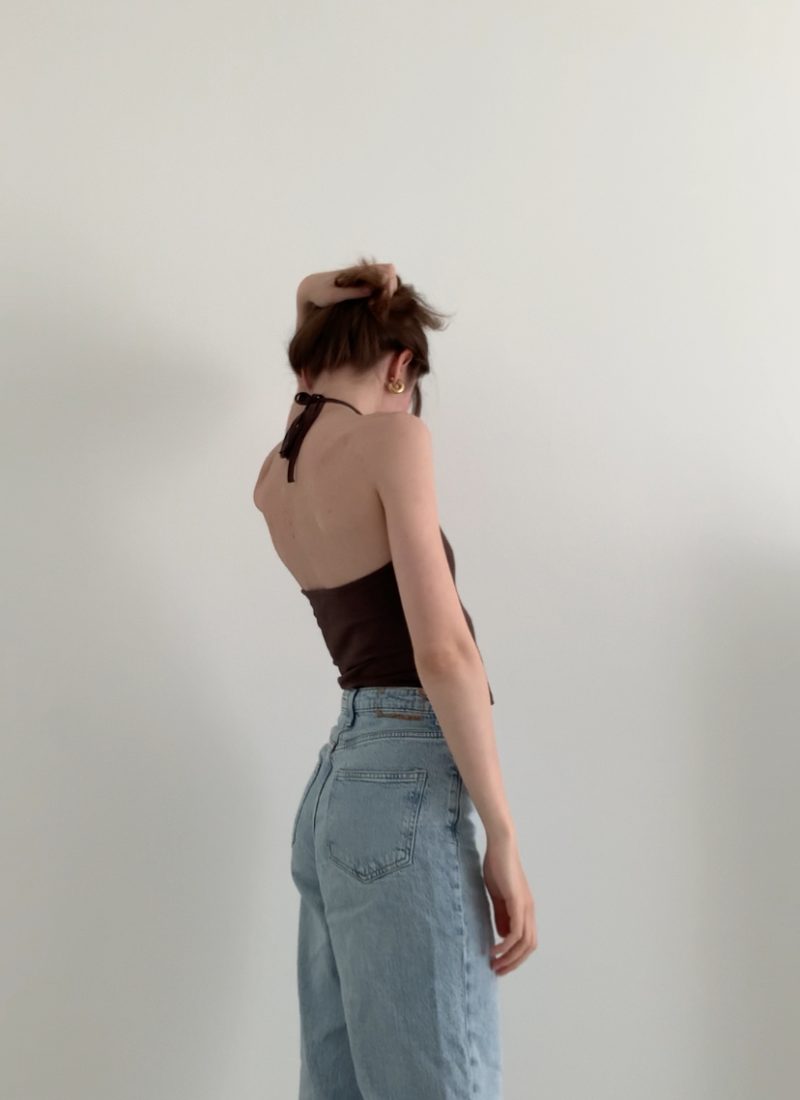 Neckholder-Top stylen im French Chic | Guide für junge Frauen